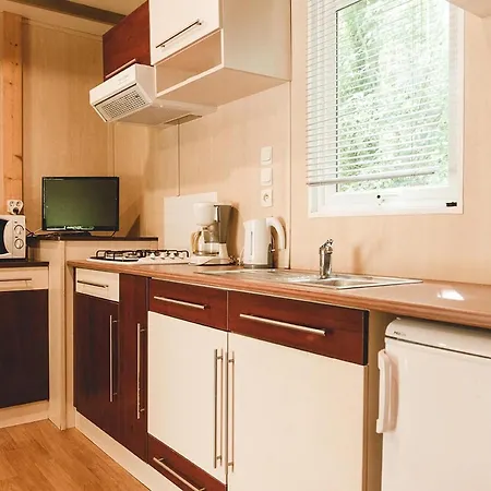 Chalet Spacious Lakeside For 8 *