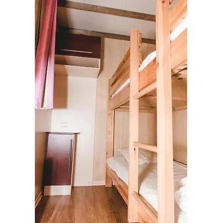 Spacious Lakeside For 8